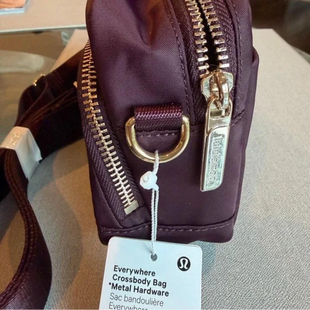 NEW Lululemon Everywhere Crossbody Bag 2L- Black Plum and Gold - Picture 3 of 9